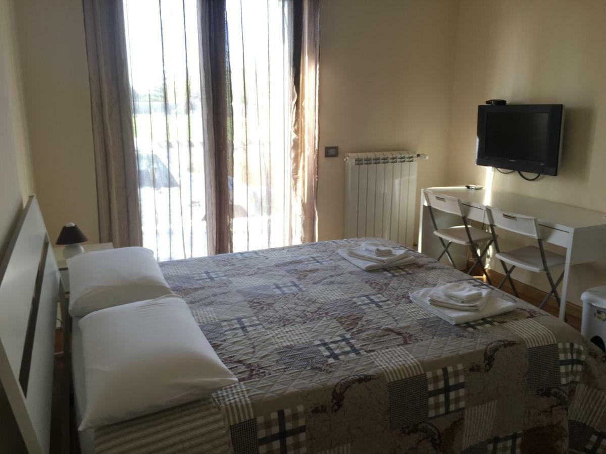 Bed&Breakfast Riccio&Lella Fiumicino Bagian luar foto